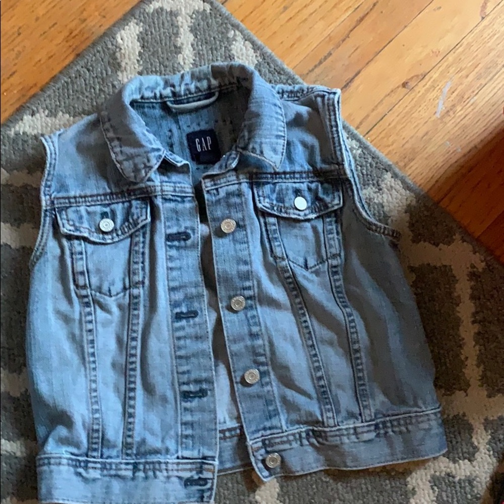GAP --Sleeveless Jean Jacket